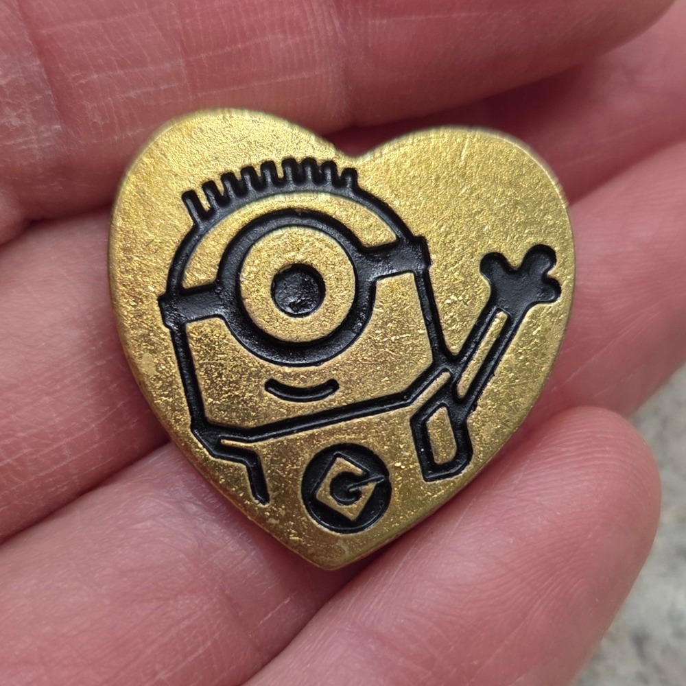 Universal Studios Minions Heart Pin Badge Collectible Gold‎ Tone Variety